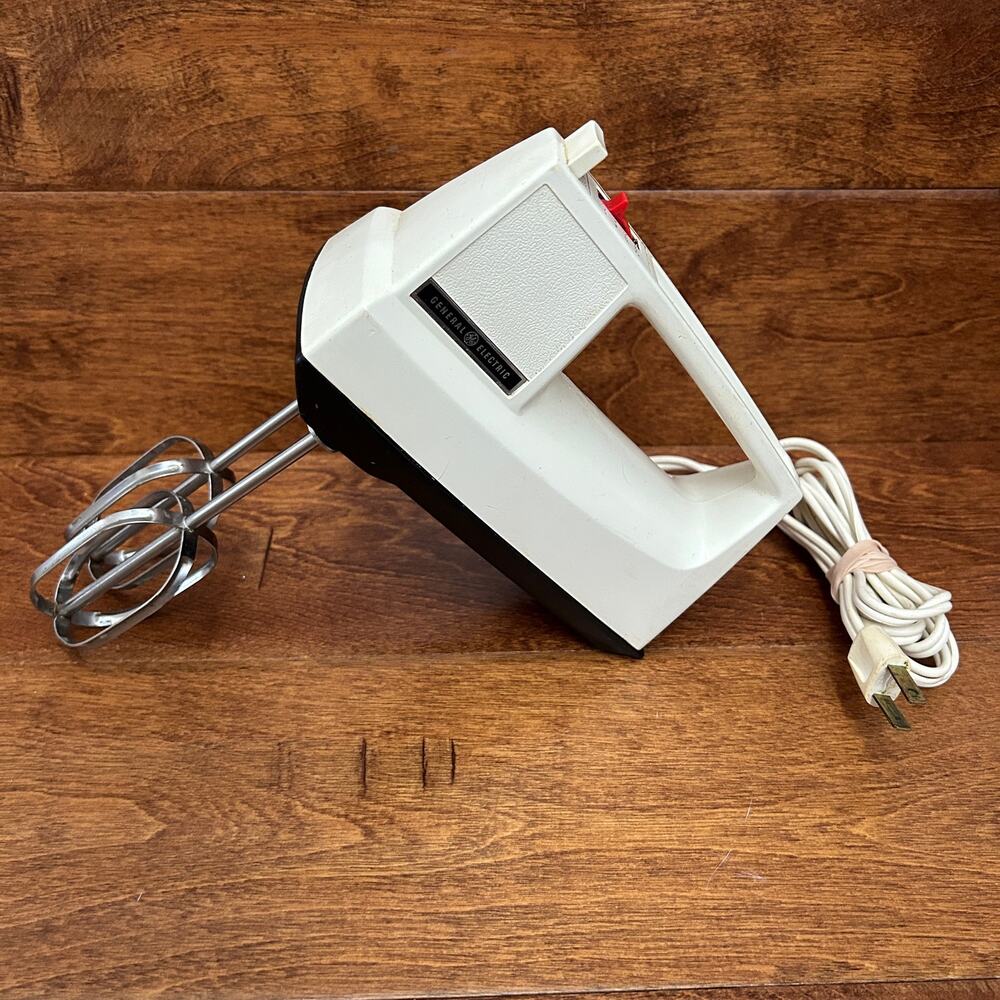 GENERAL ELECTRIC Vintage 3 Speed Hand Mixer